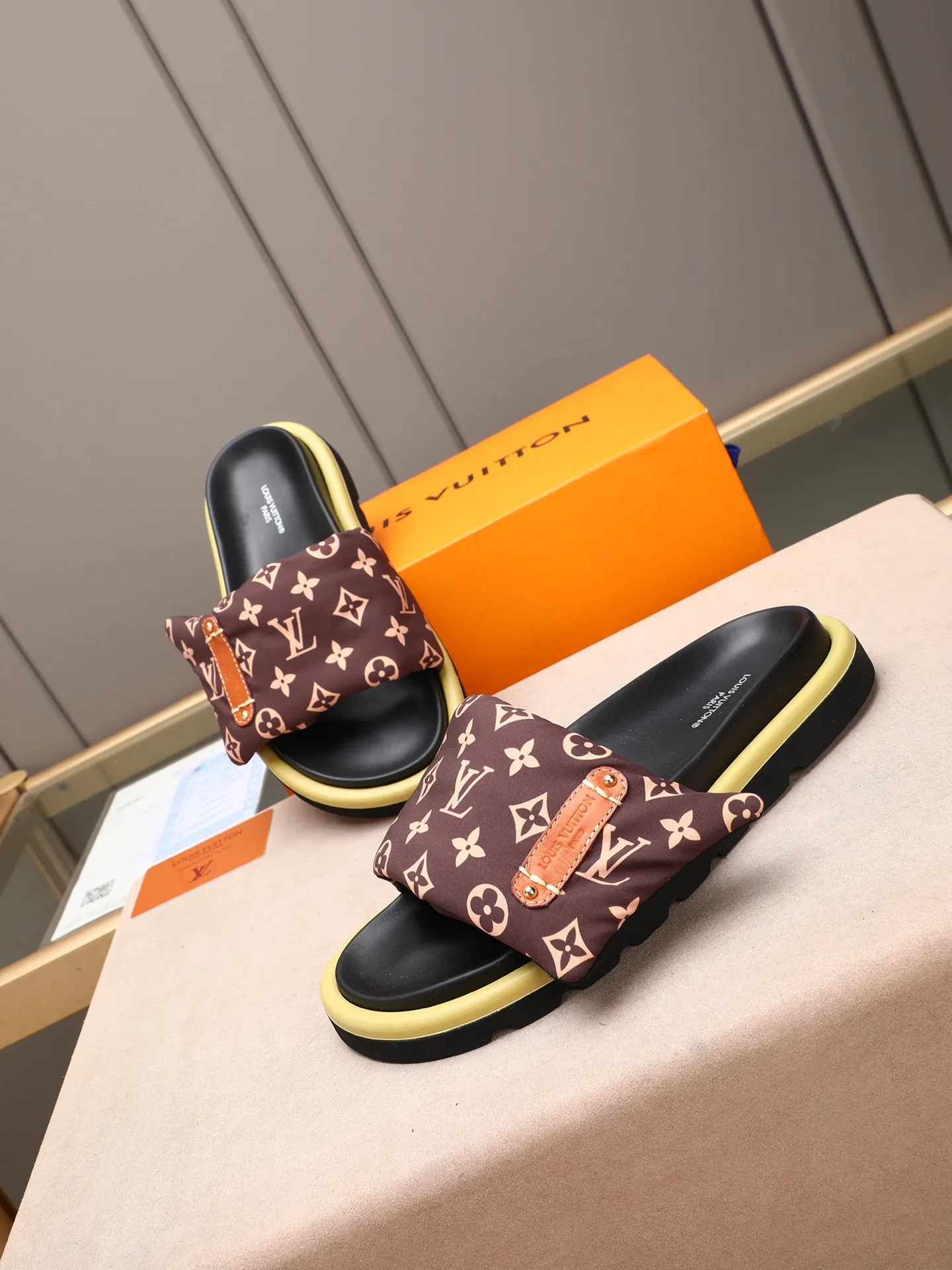 PP360 [LOUIS VUITTON] Louis Vuitton, LV printing, men's and women's slippers are on the market. The drawer box packaging comes with a cloth bag and a card. The upper pattern looks very soft and waxy, and it is a super versatile leg slimming tool. Fabric: imported denim/canvas/old fabric, LV hardware LOGO, official website pattern printing, comfortable to wear, feet: high-elastic PU water table. Sole: foam sole, heel height: about 5cm. Code number: 35-46, 35, 45, 46 are custom-made and non-returnable. Color: multiple colors and styles available.